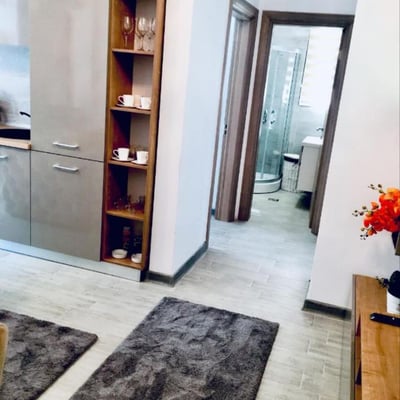 Аренда комфортных 3-комнатных апартаментов с видом на море, 89 м², в районе Мамая, Констанца, Румыния